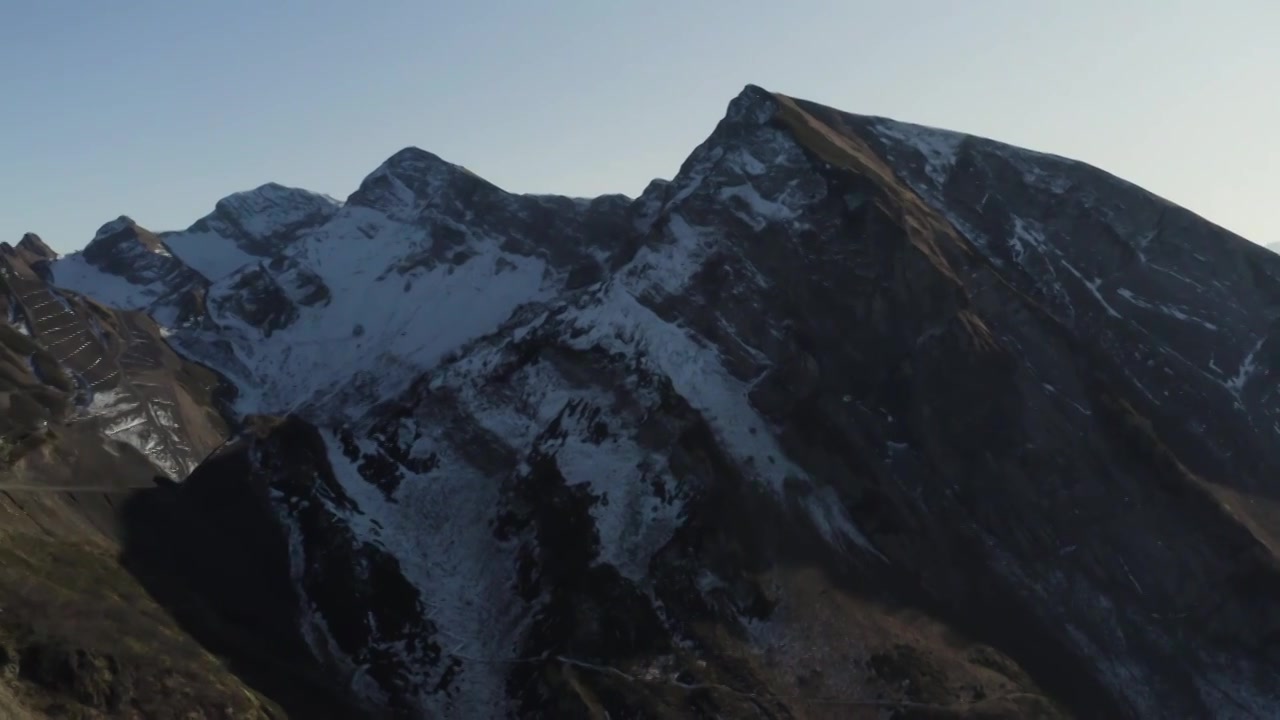 初春白雪覆盖了山峰。HDR。华丽的高视频素材