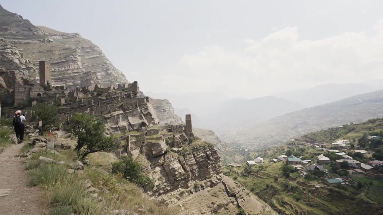 美妙的夏日风景。行动。一望无际的山峦和一个多么年轻的男人视频素材