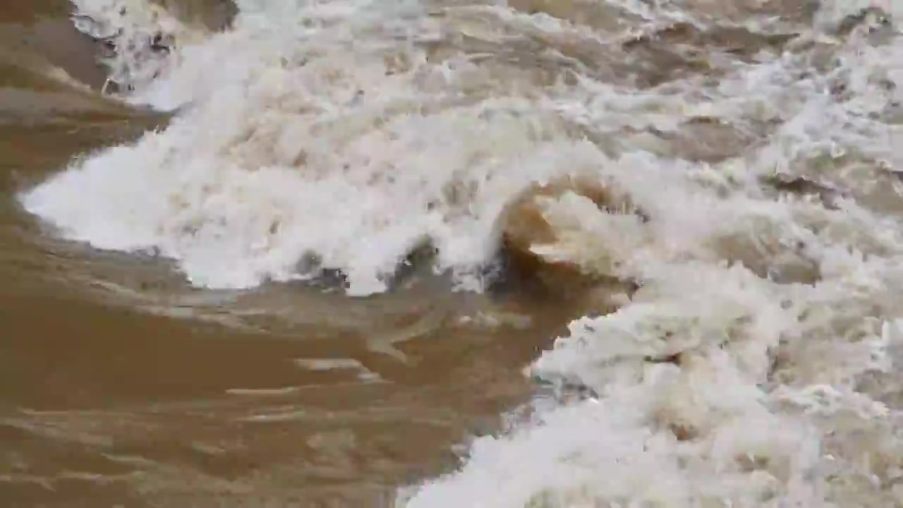 湍急的水流激起的浪花视频下载