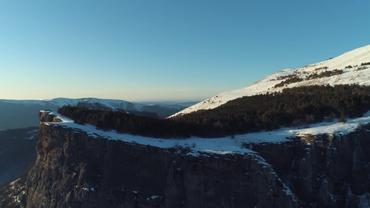 鸟瞰美丽的冬季山脉斜坡上的雪视频素材