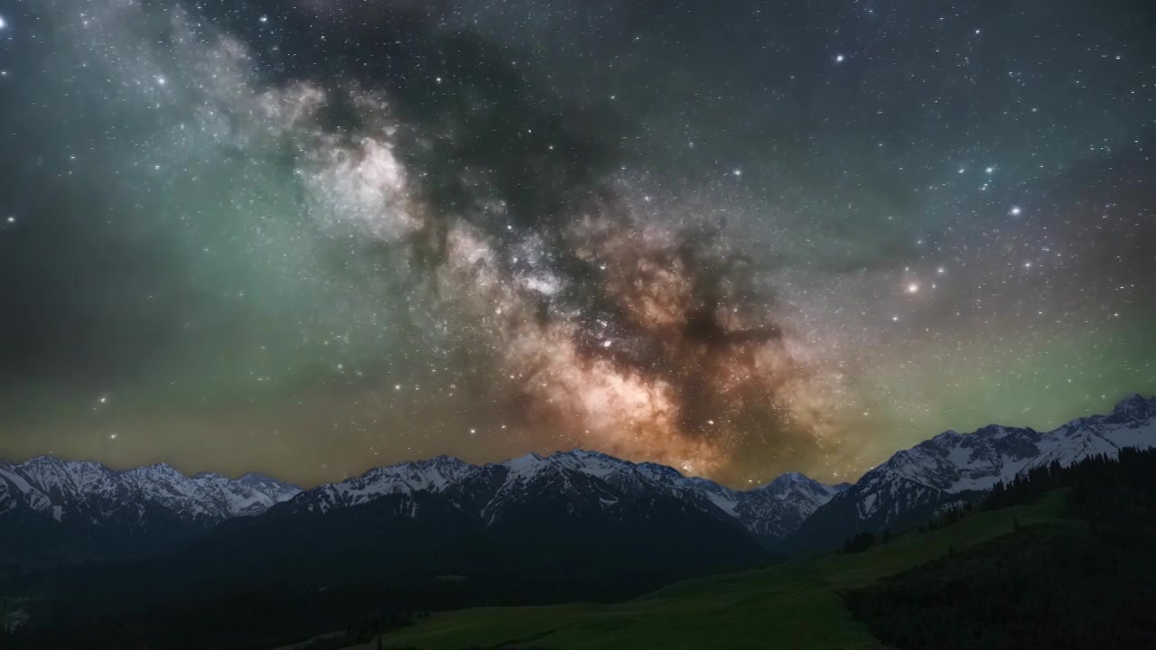 新疆伊犁草原雪山银河星空延时视频素材