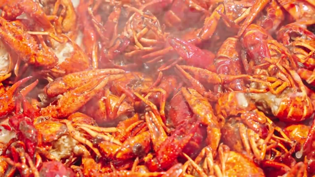 烹饪美食美味提鲜夜市大排档夜宵十三香小龙虾视频素材