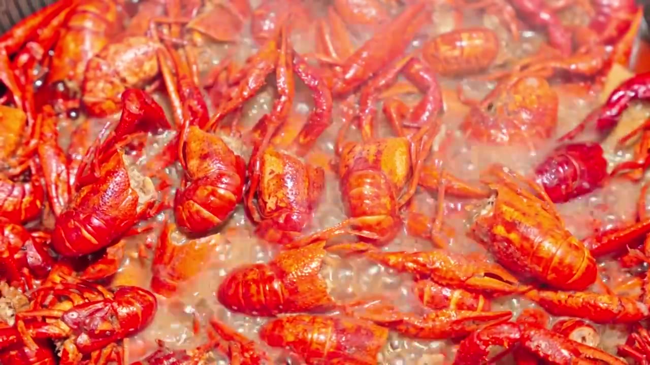 烹饪美食美味提鲜夜市大排档夜宵十三香小龙虾视频素材