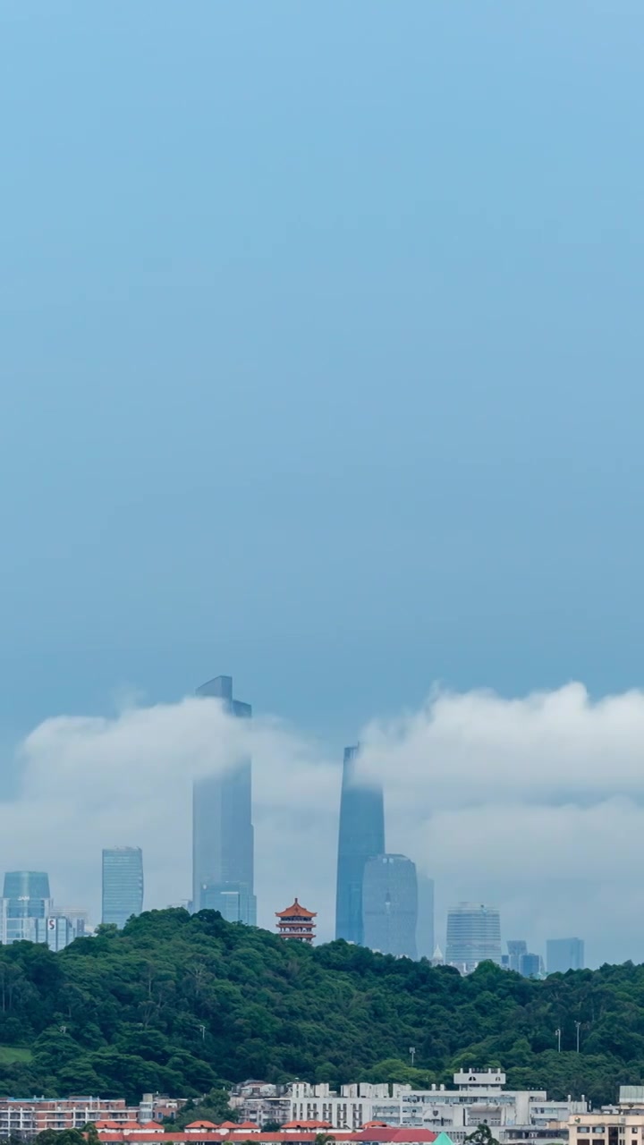 广州麓湖公园的鸿鹄楼与广州地标建筑的延时视频素材