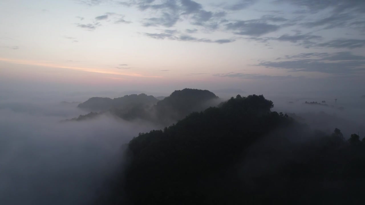 航拍云雾缭绕的贵州贵阳云山茶海视频下载