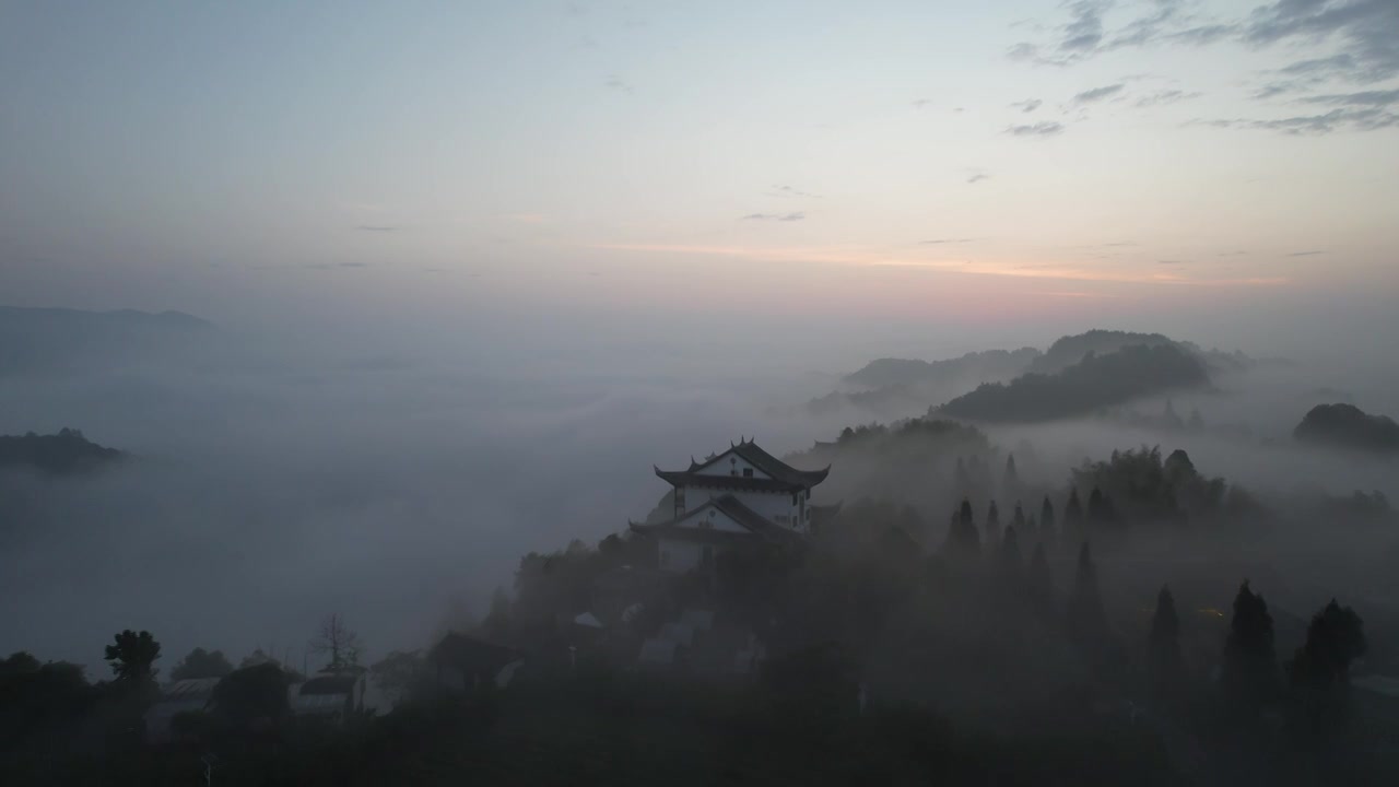 航拍云雾缭绕的贵州贵阳云山茶海视频下载