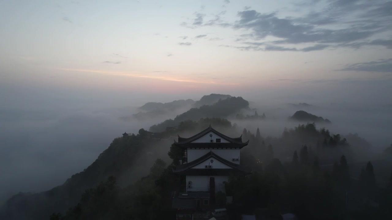 航拍云雾缭绕的贵州贵阳云山茶海视频下载