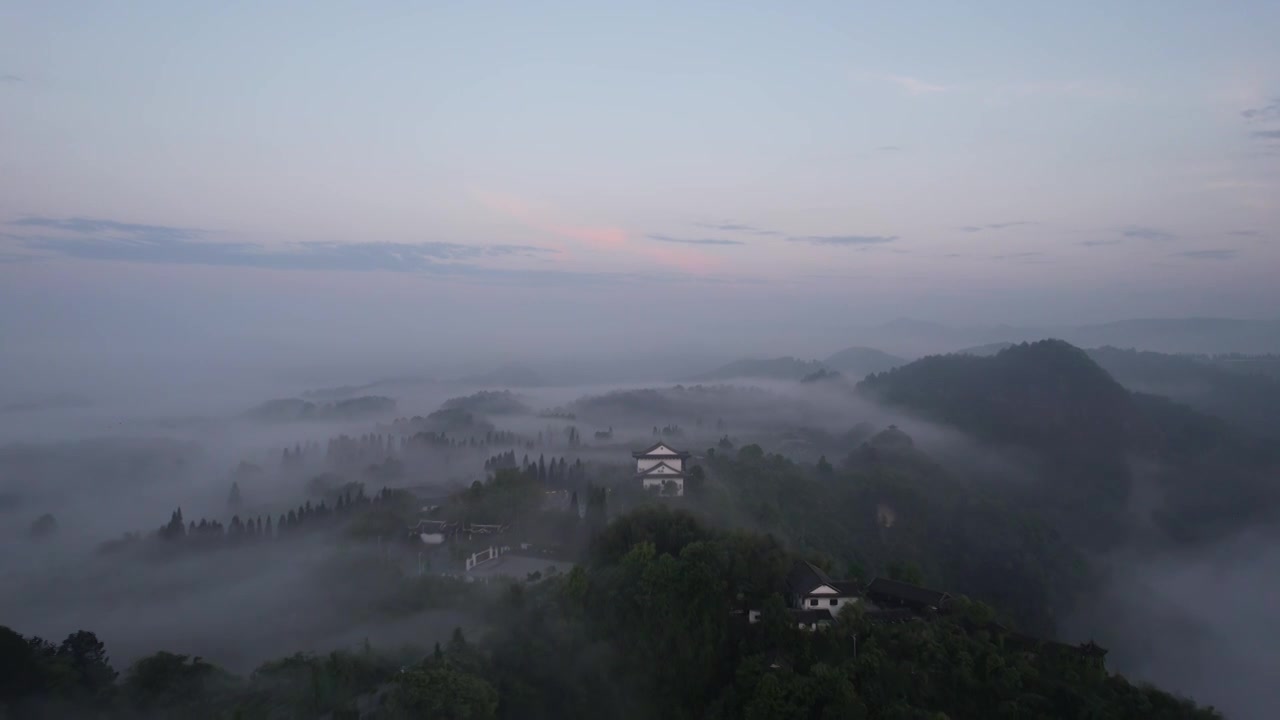 航拍云雾缭绕的贵州贵阳云山茶海视频下载