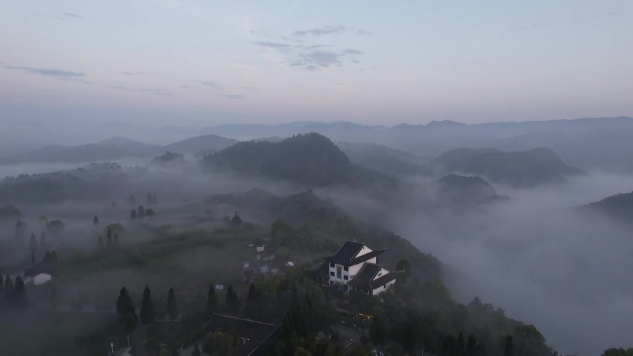 航拍云雾缭绕的贵州贵阳云山茶海视频下载