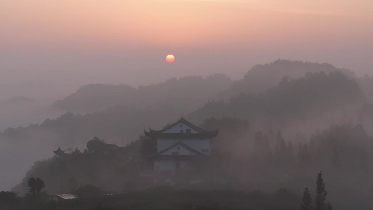 航拍云雾缭绕的贵州贵阳云山茶海视频下载