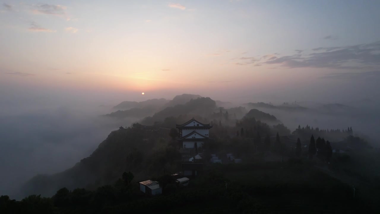 航拍云雾缭绕的贵州贵阳云山茶海视频下载