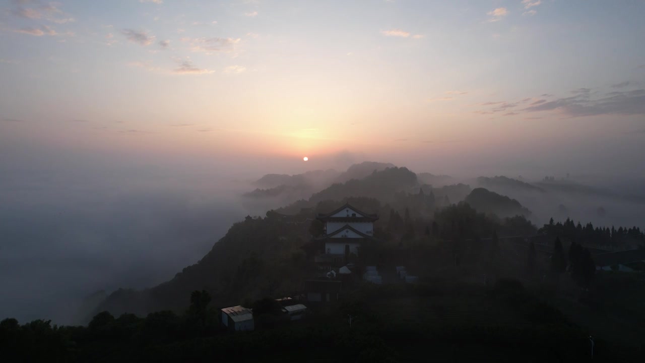 航拍云雾缭绕的贵州贵阳云山茶海视频下载