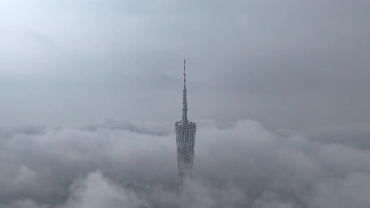 航拍视角延时记录云海上云雾翻涌中的广州塔视频素材