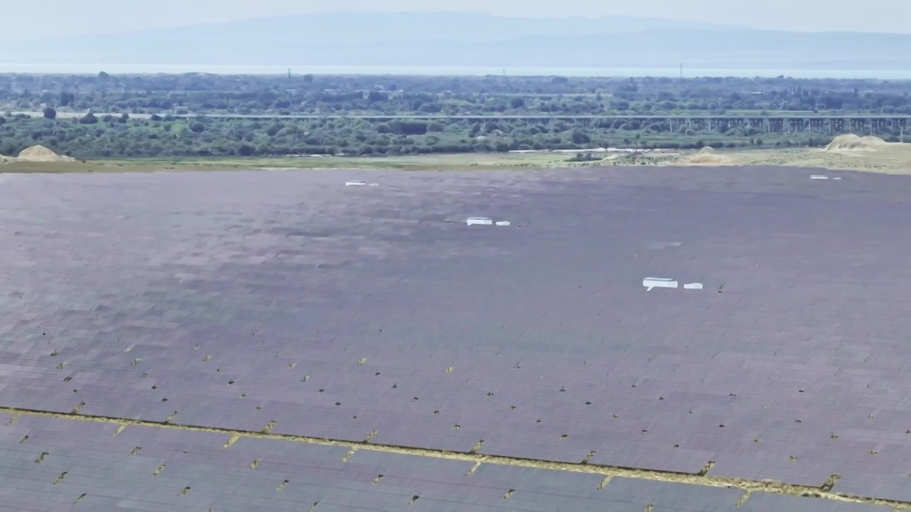 新疆阿勒泰太阳能发电场HDR航拍视频素材