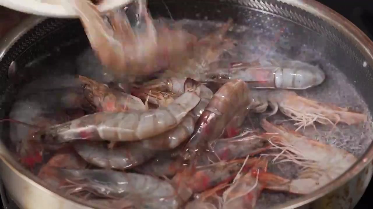 特色中餐虾汤竹升面所需配料及烹饪过程视频素材