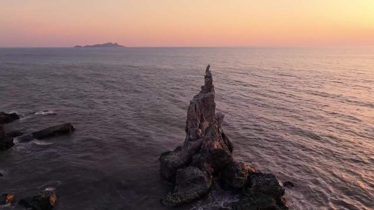 夕阳下的礁石，大连将军石，伫立在海中的礁石视频素材