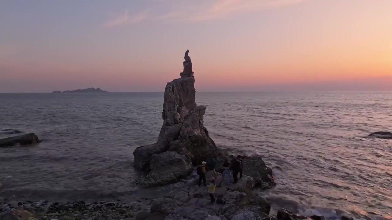 夕阳下的礁石，大连将军石，伫立在海中的礁石视频素材