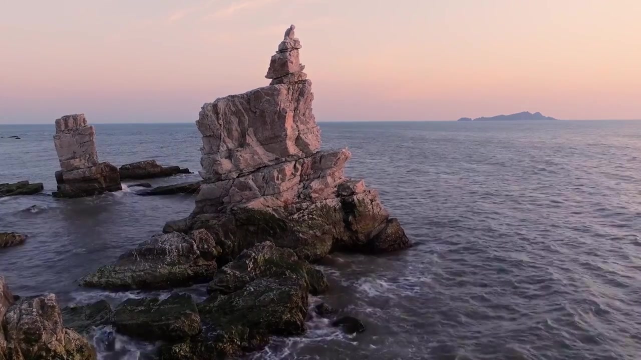 夕阳下的礁石，大连将军石，伫立在海中的礁石视频素材