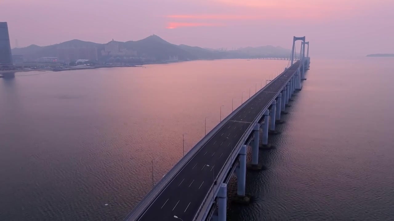 星海湾大桥的日出，日出的跨海大桥，大连渤海海峡的跨海大桥视频素材