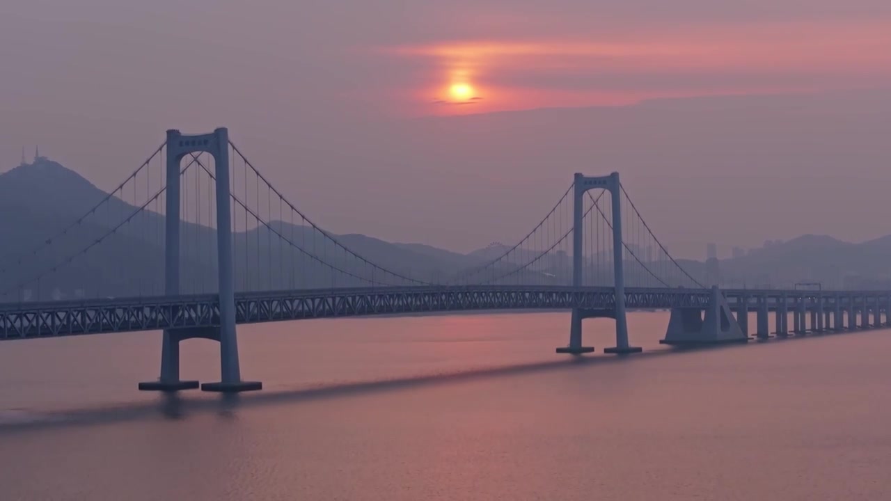 星海湾大桥的日出，日出的跨海大桥，大连渤海海峡的跨海大桥视频素材