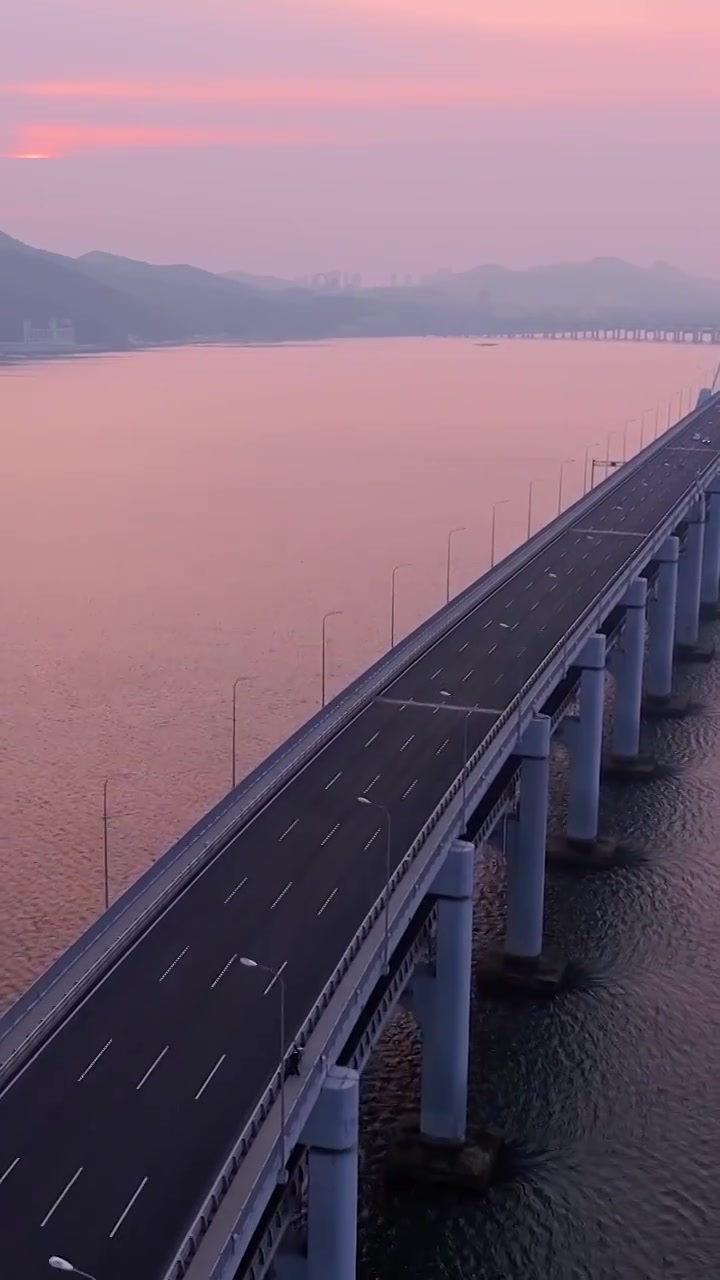 星海湾大桥的日出，日出的跨海大桥，大连渤海海峡的跨海大桥视频素材