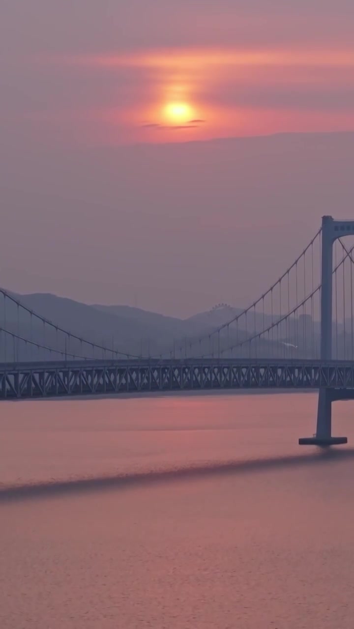 星海湾大桥的日出，日出的跨海大桥，大连渤海海峡的跨海大桥视频素材