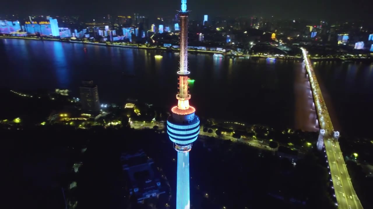 中国湖北省武汉市汉阳区龟山电视塔长江大桥夜景航拍视频素材