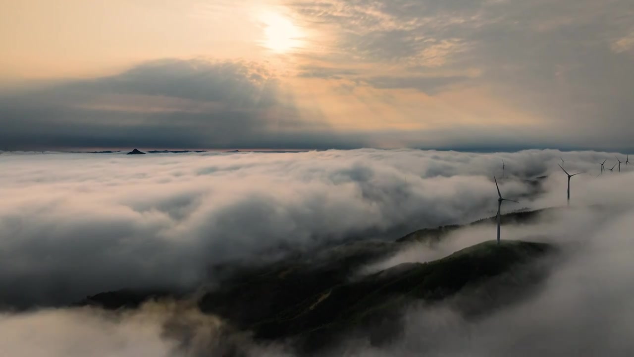 穿云拍摄桂林高山间像瀑布流淌的云视频素材