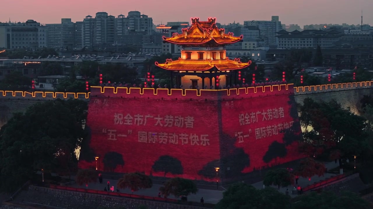 航拍西安城墙东南城角夕阳夜景风光视频下载