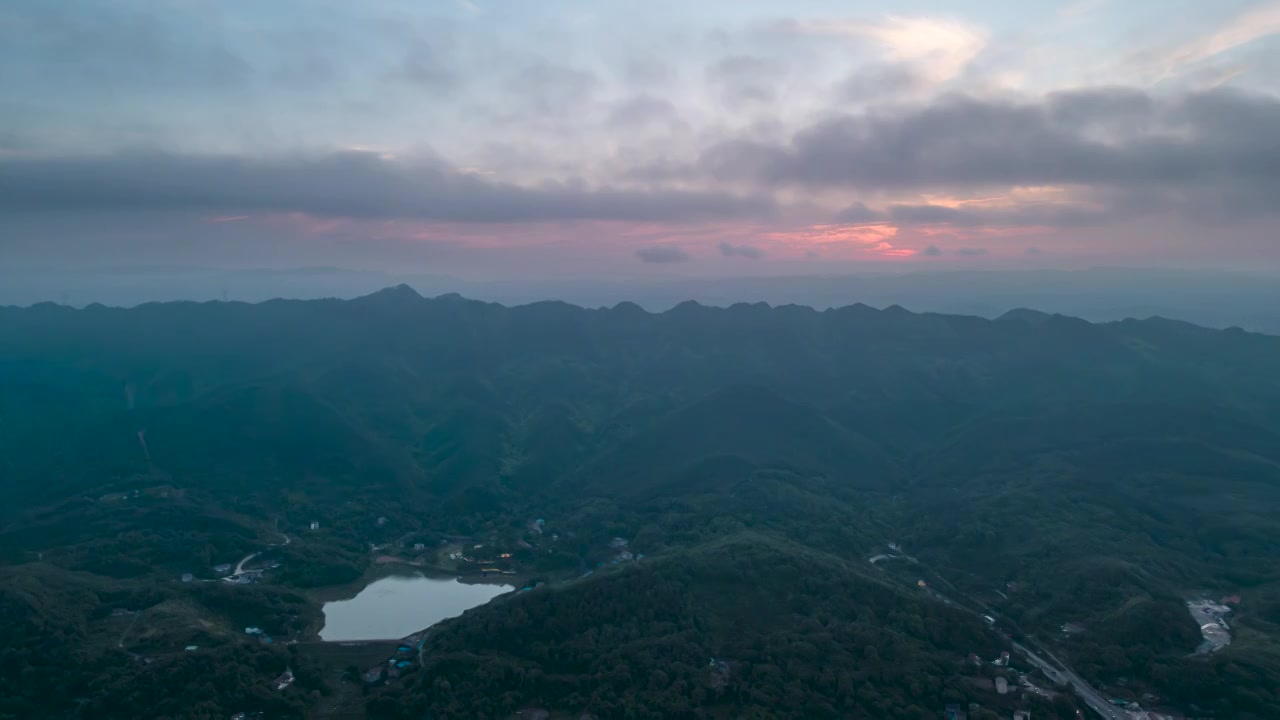 重庆缙云山  翻越缙云山看璧山延时航拍视频素材