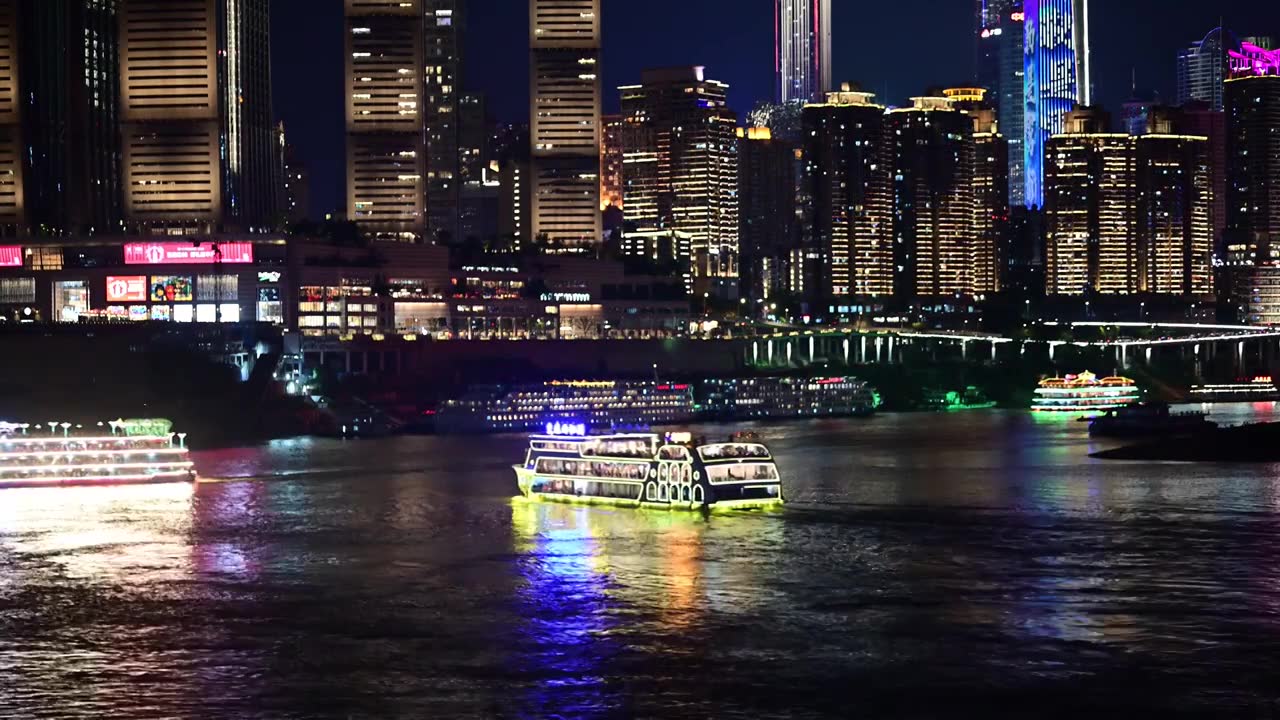 重庆市两江水上观光旅游-来福士广场美景视频素材