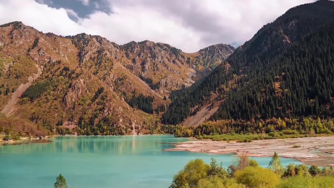 田园诗般的夏日风景与清澈的山湖。股票。山湖视频素材