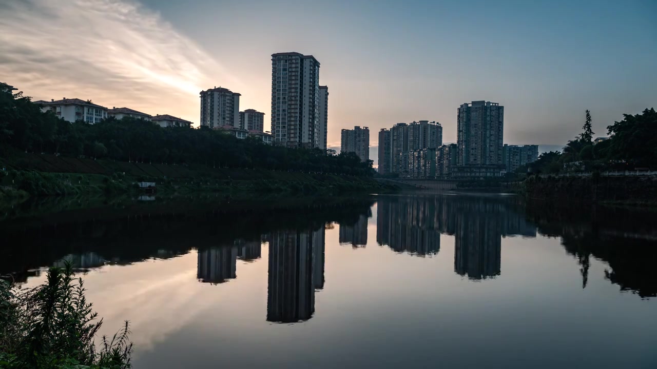 重庆市荣昌区濑溪河滨港湾的早霞视频下载