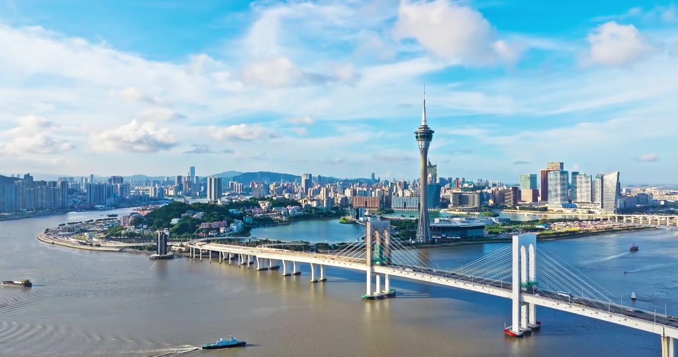 澳门城市天际线和桥梁与海景在日出视频素材