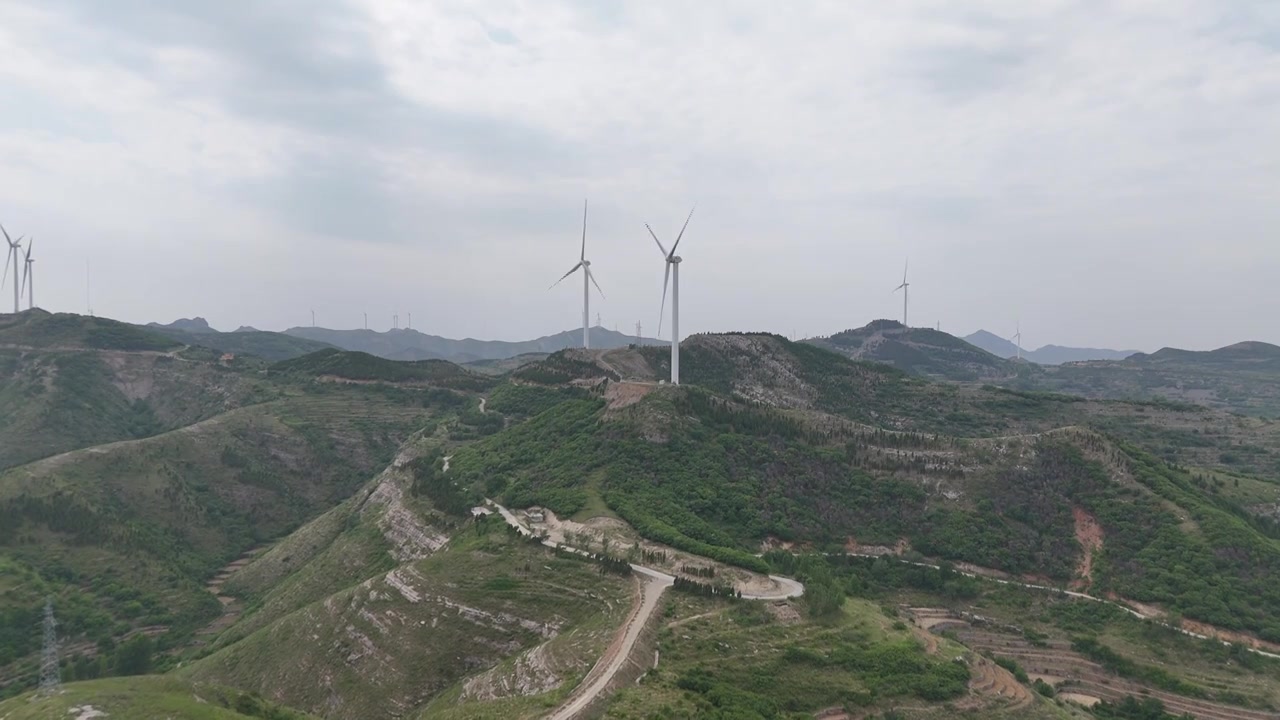 济南章丘九顶山风车天路视频素材