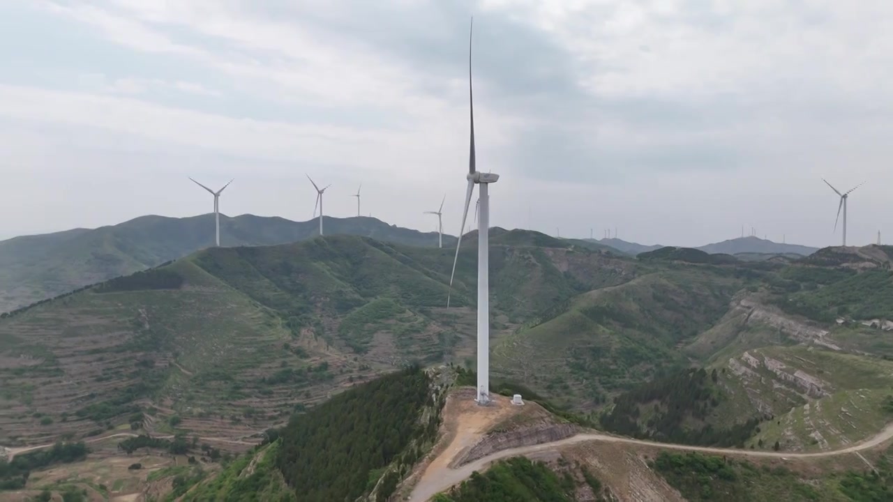 济南章丘九顶山风车天路视频素材