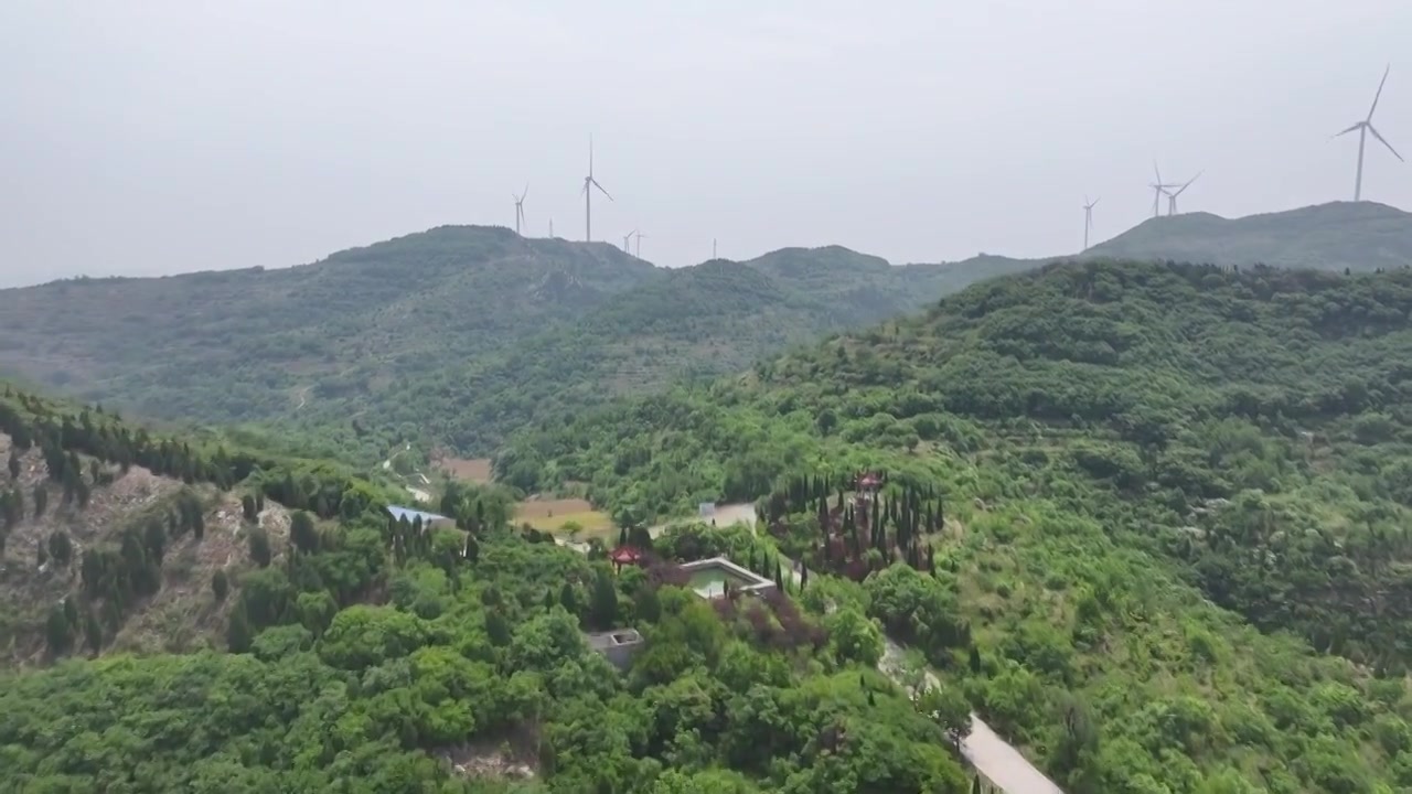 济南章丘九顶山风车天路视频素材