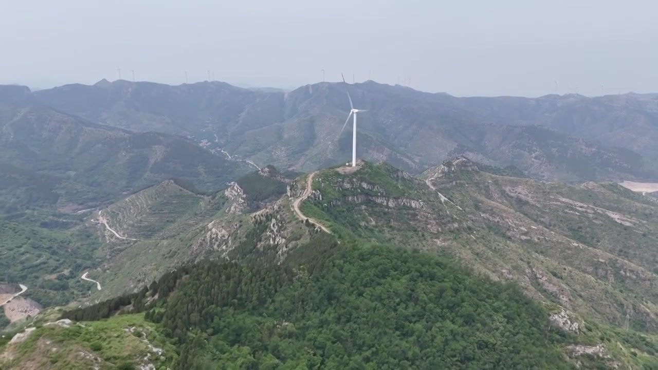 济南章丘九顶山风车天路视频素材