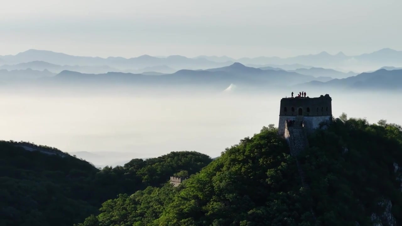 北京箭扣长城正北楼夏天平流雾航拍视频素材