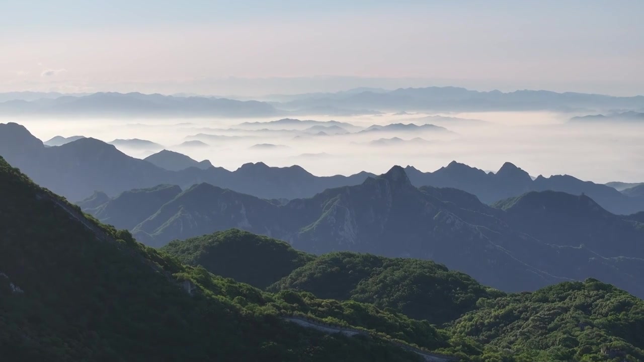 北京箭扣长城牛角边夏天平流雾航拍视频素材