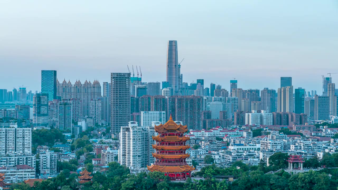 武汉黄鹤楼和绿地中心同框城市天际线建筑日转夜晚霞灯光秀8K超高清延时视频视频素材