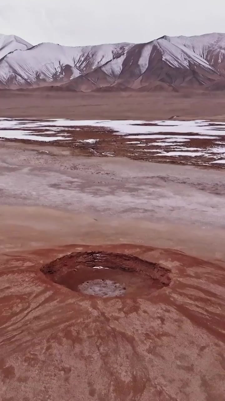 木吉火山，帕米尔之眼，雪山下的火山地貌视频素材