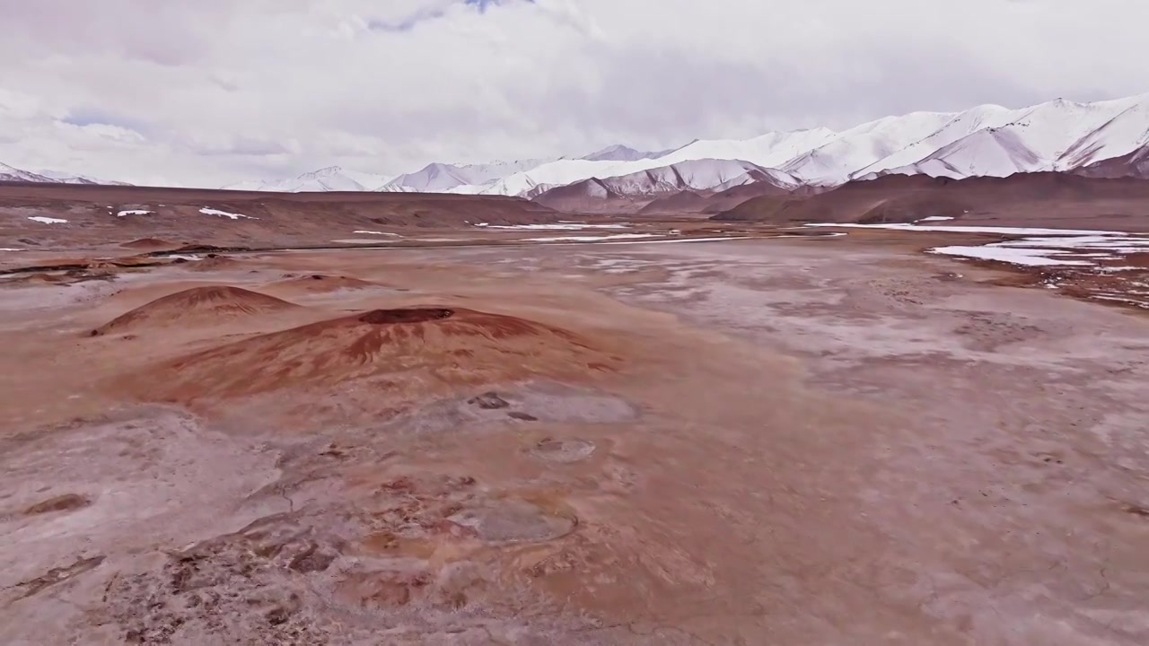 木吉火山，帕米尔之眼，雪山下的火山地貌视频素材