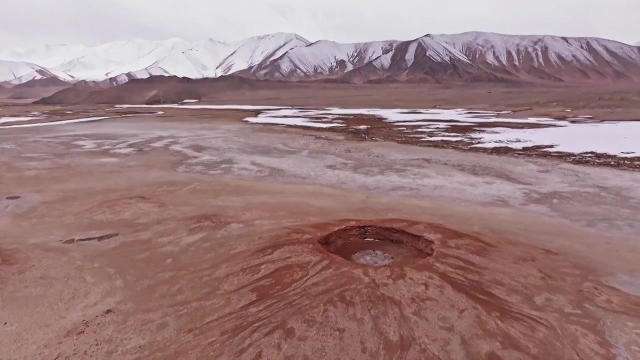 木吉火山，帕米尔之眼，雪山下的火山地貌视频素材