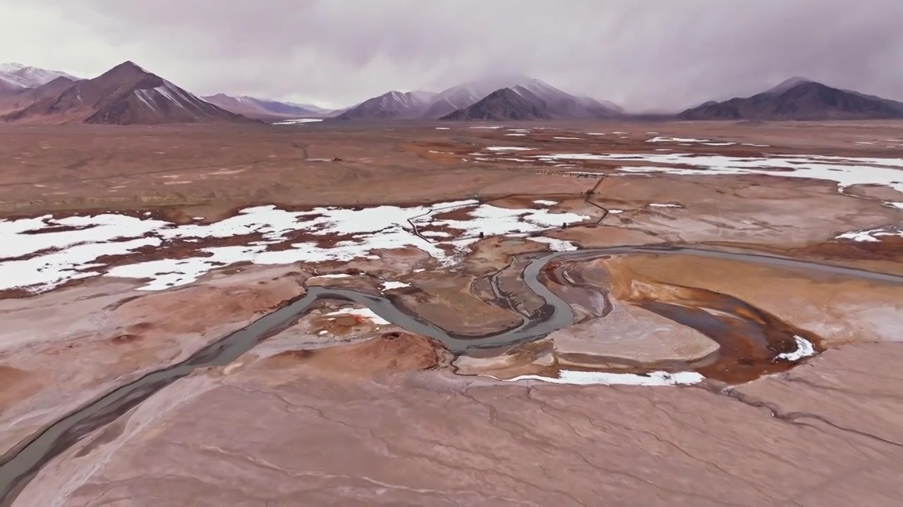 木吉火山，帕米尔之眼，雪山下的火山地貌视频素材