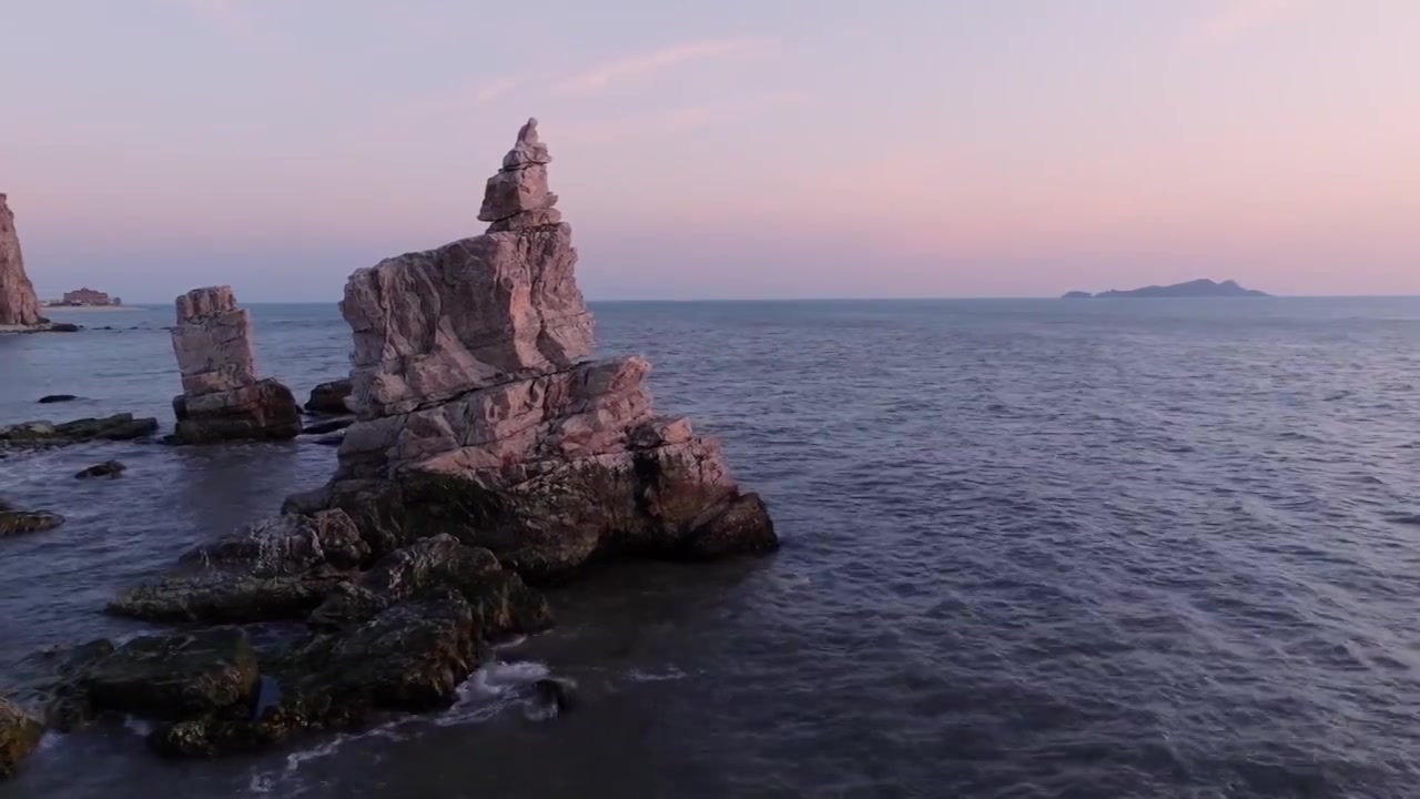 大连将军石日落，海边礁石的夕阳，大连的海岸线视频素材