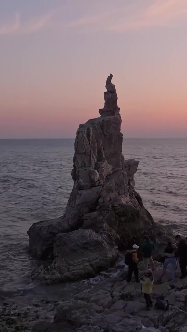 大连将军石日落，海边礁石的夕阳，大连的海岸线视频素材