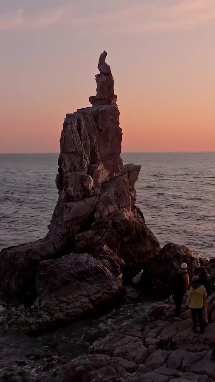 大连将军石日落，海边礁石的夕阳，大连的海岸线视频素材