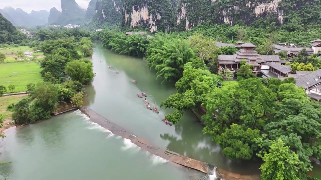 桂林阳朔遇龙河竹筏漂流航拍视频素材