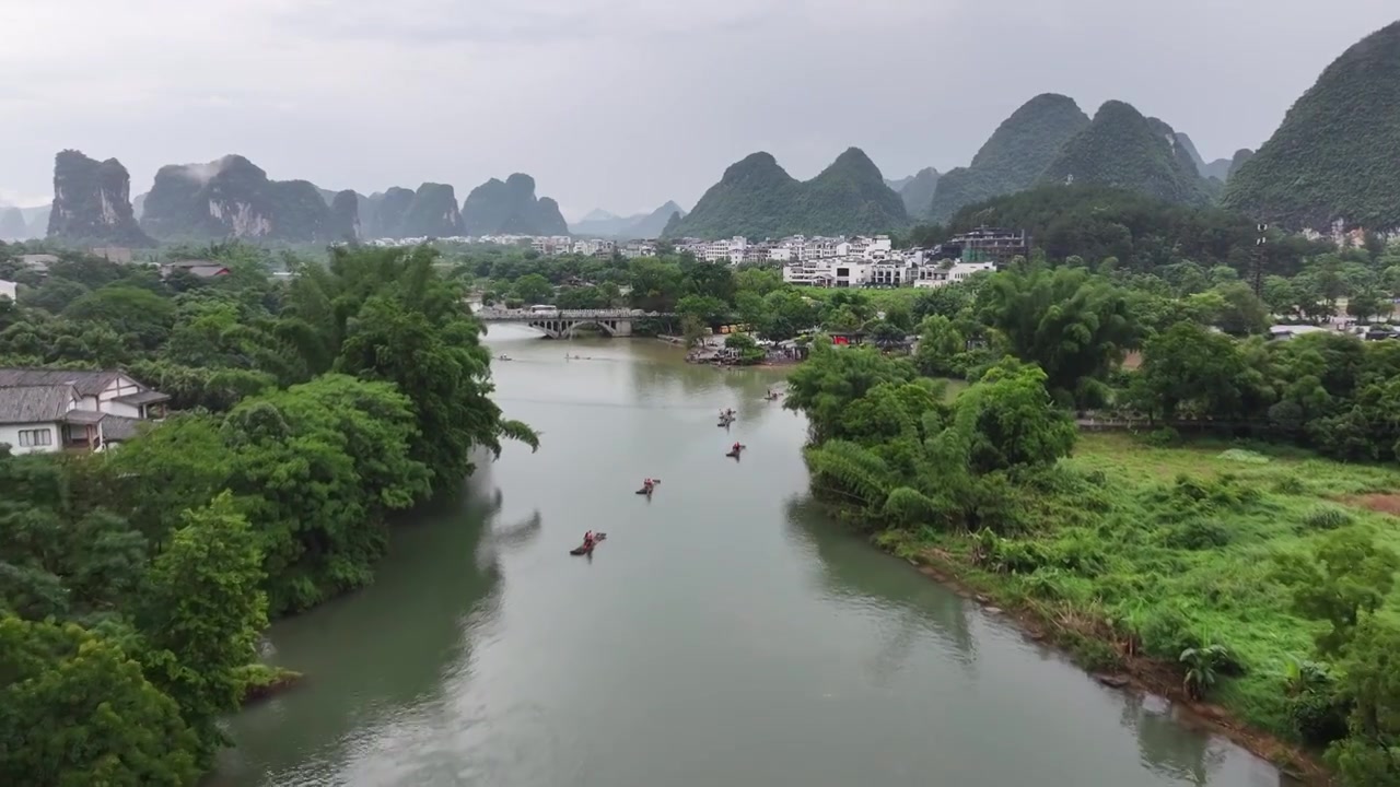 桂林阳朔遇龙河竹筏漂流航拍视频素材